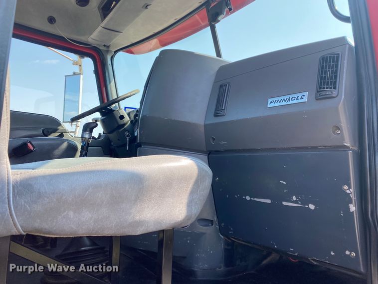 image for item JW9422 2008 Mack CHU613  semi truck