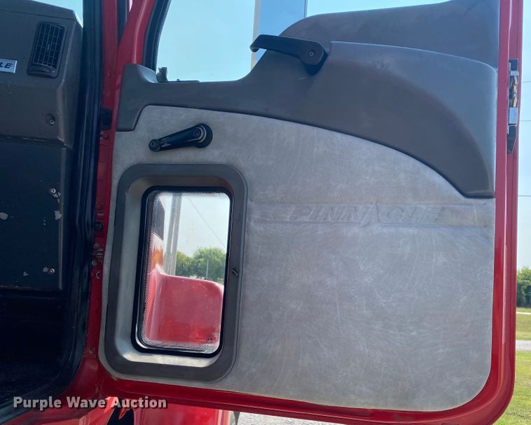 image for item JW9422 2008 Mack CHU613  semi truck