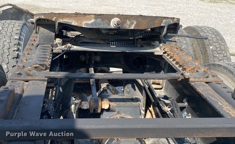 image for item JW9422 2008 Mack CHU613  semi truck