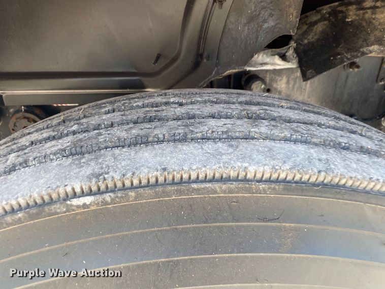 image for item JW9422 2008 Mack CHU613  semi truck