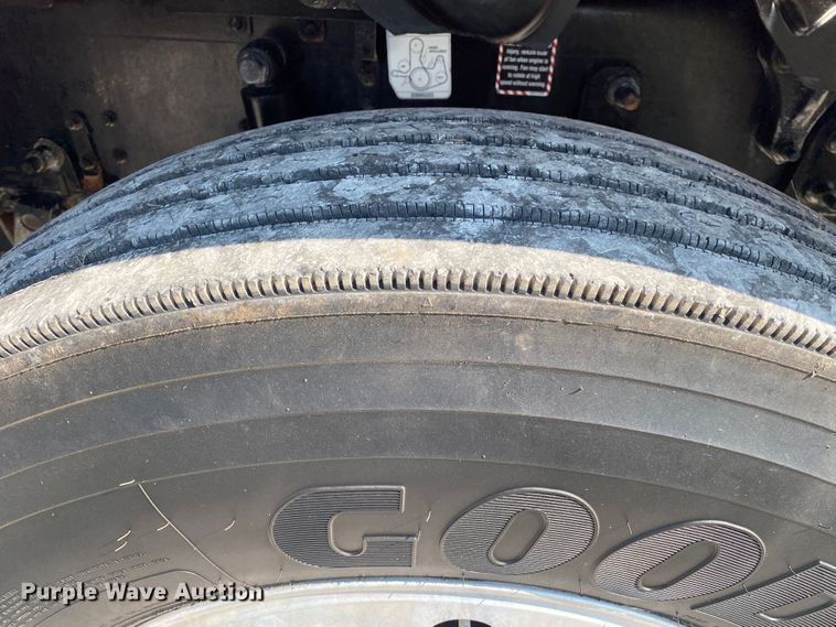 image for item JW9422 2008 Mack CHU613  semi truck