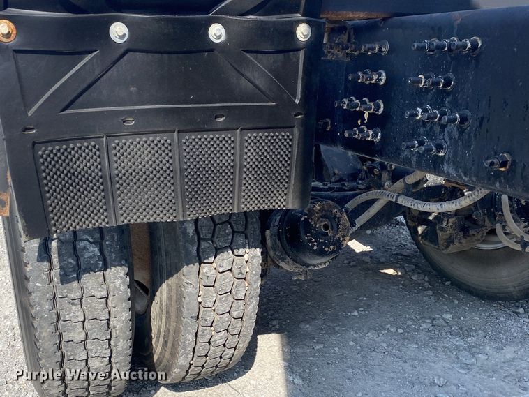 image for item JW9422 2008 Mack CHU613  semi truck