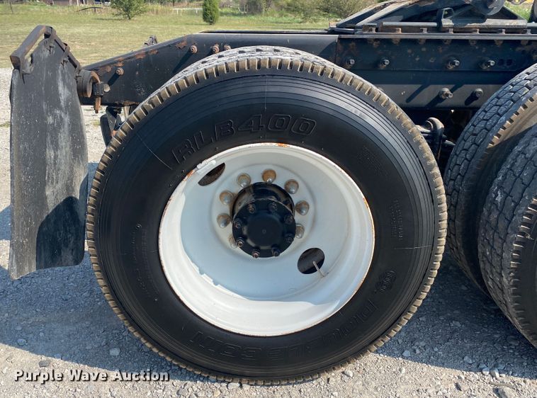 image for item JW9422 2008 Mack CHU613  semi truck