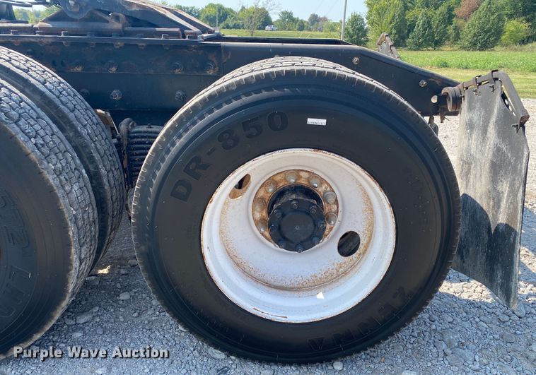 image for item JW9422 2008 Mack CHU613  semi truck