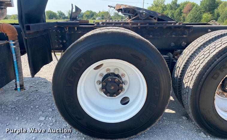 image for item JW9422 2008 Mack CHU613  semi truck