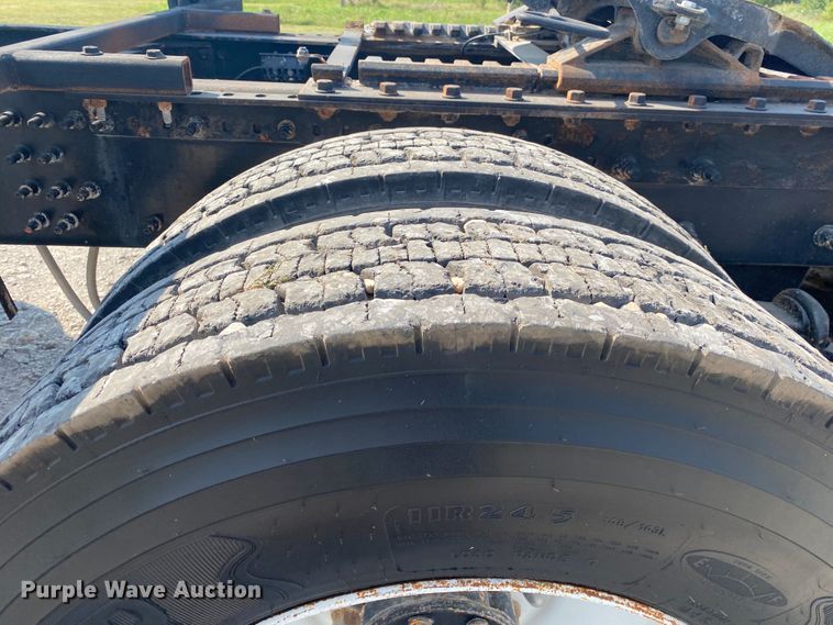 image for item JW9422 2008 Mack CHU613  semi truck