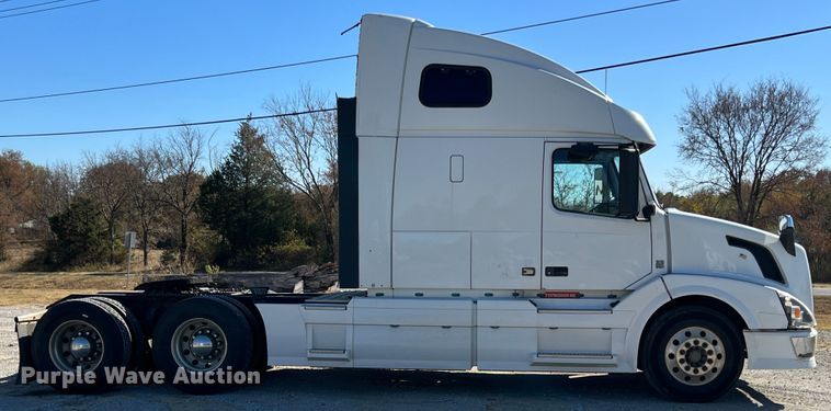 image for item KF9849 2009 Volvo VNL  semi truck