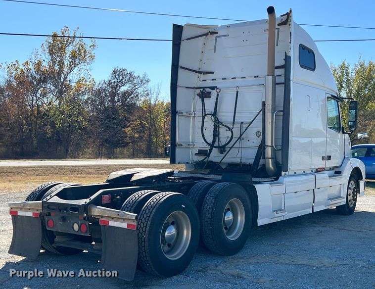 image for item KF9849 2009 Volvo VNL  semi truck
