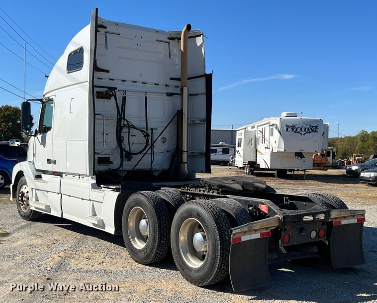 image for item KF9849 2009 Volvo VNL  semi truck