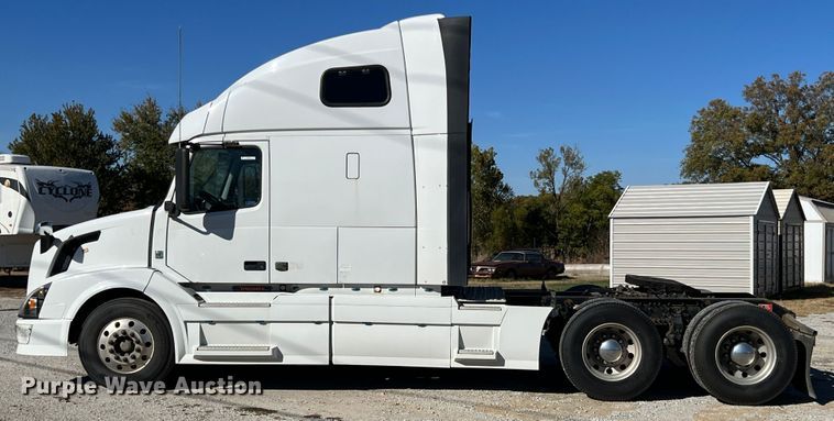 image for item KF9849 2009 Volvo VNL  semi truck