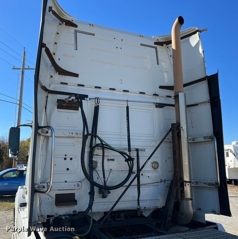 image for item KF9849 2009 Volvo VNL  semi truck