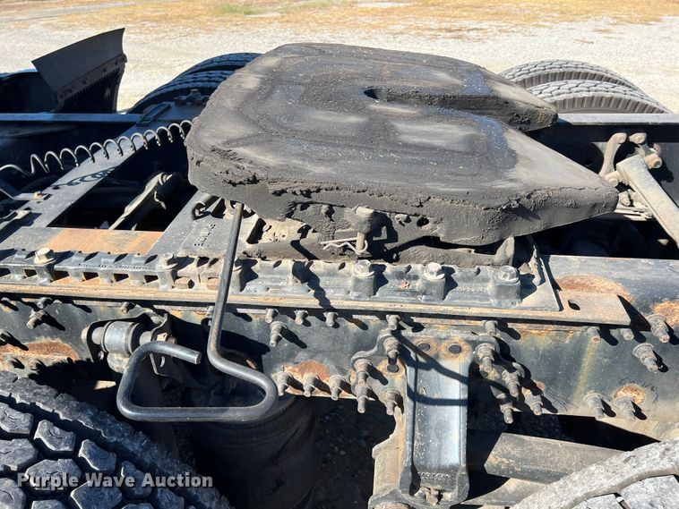 image for item KF9849 2009 Volvo VNL  semi truck