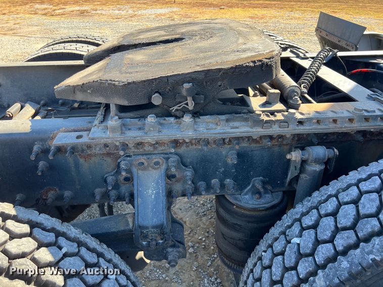 image for item KF9849 2009 Volvo VNL  semi truck