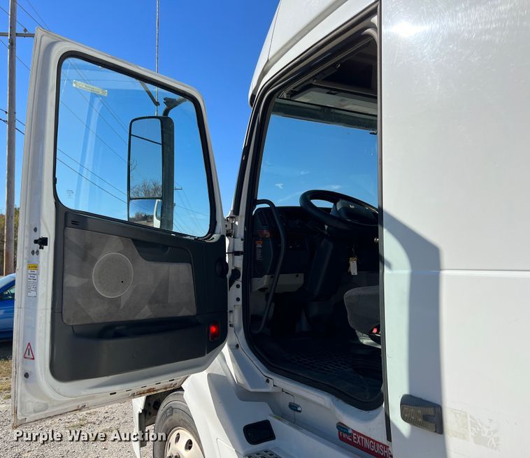 image for item KF9849 2009 Volvo VNL  semi truck