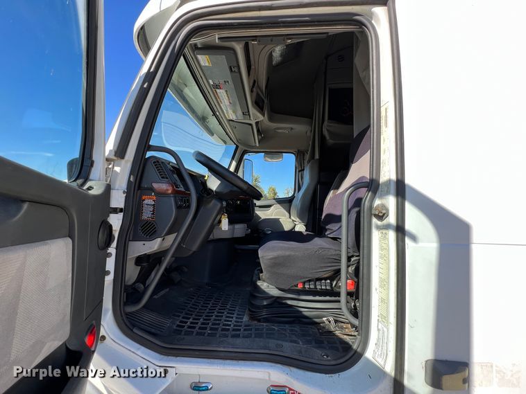 image for item KF9849 2009 Volvo VNL  semi truck