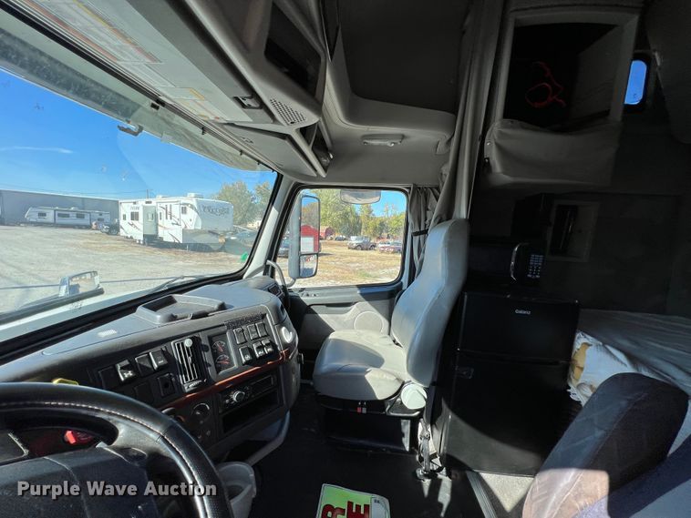 image for item KF9849 2009 Volvo VNL  semi truck