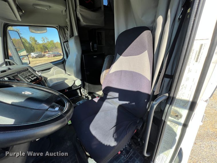 image for item KF9849 2009 Volvo VNL  semi truck