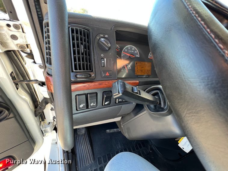 image for item KF9849 2009 Volvo VNL  semi truck