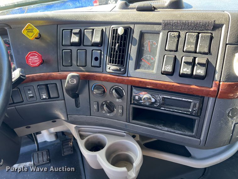 image for item KF9849 2009 Volvo VNL  semi truck