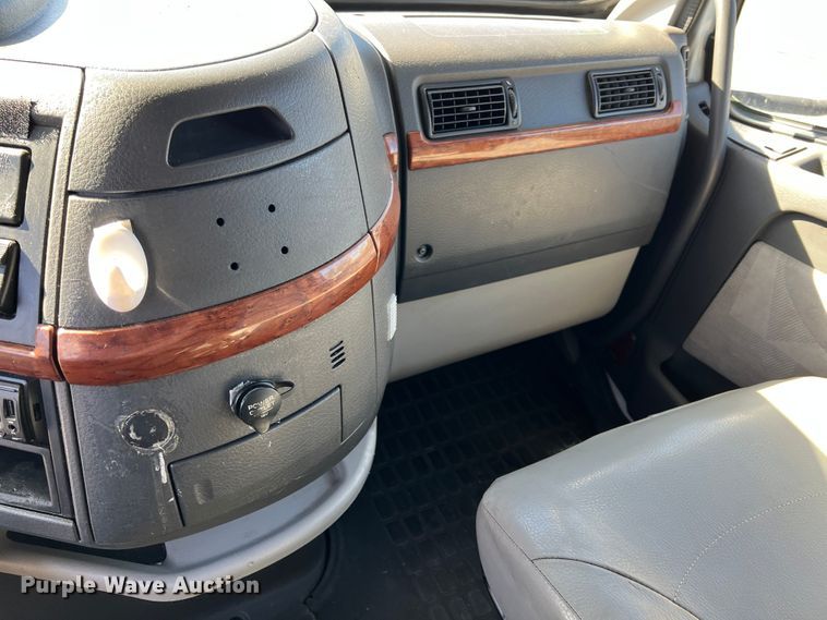 image for item KF9849 2009 Volvo VNL  semi truck