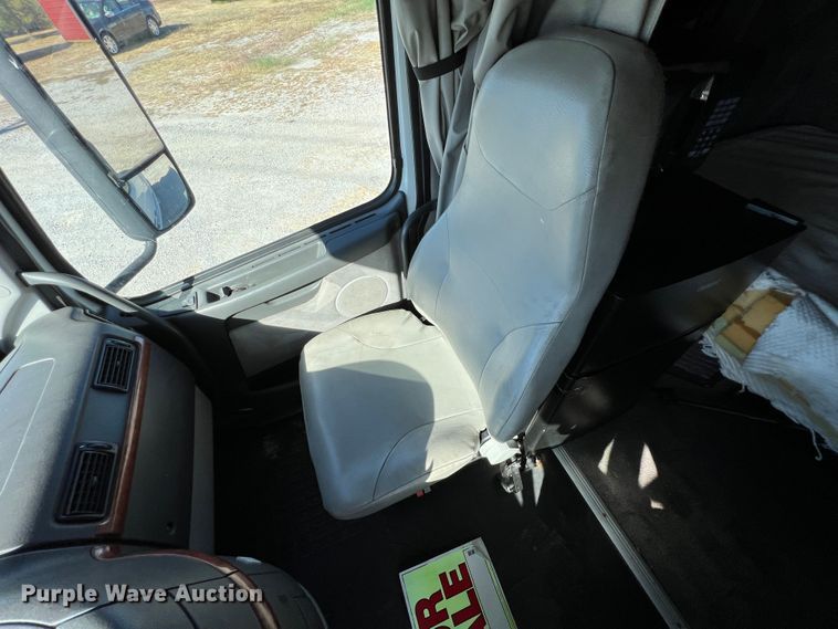 image for item KF9849 2009 Volvo VNL  semi truck