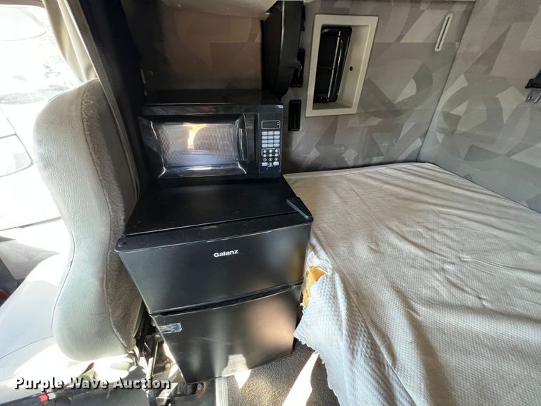 image for item KF9849 2009 Volvo VNL  semi truck