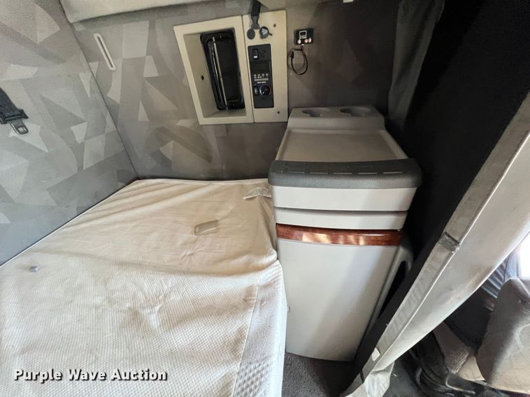 image for item KF9849 2009 Volvo VNL  semi truck