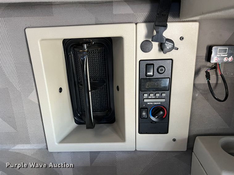 image for item KF9849 2009 Volvo VNL  semi truck