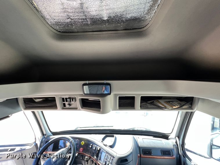 image for item KF9849 2009 Volvo VNL  semi truck