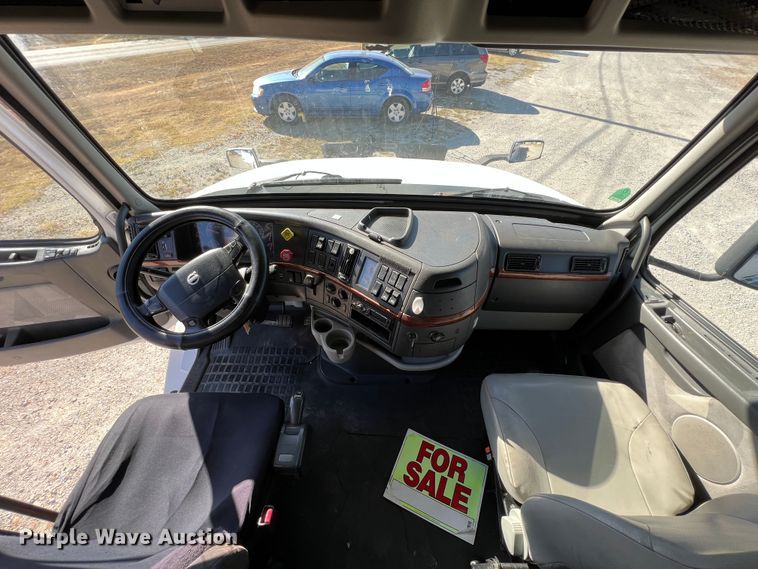 image for item KF9849 2009 Volvo VNL  semi truck