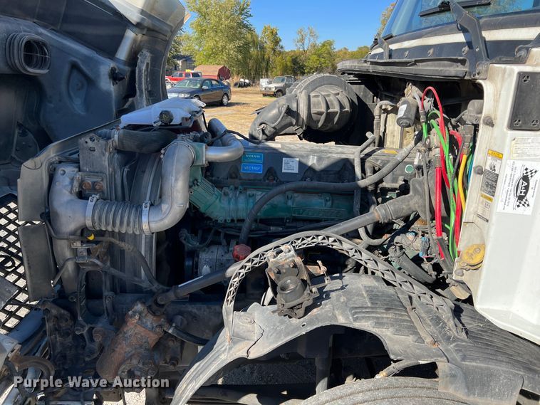 image for item KF9849 2009 Volvo VNL  semi truck