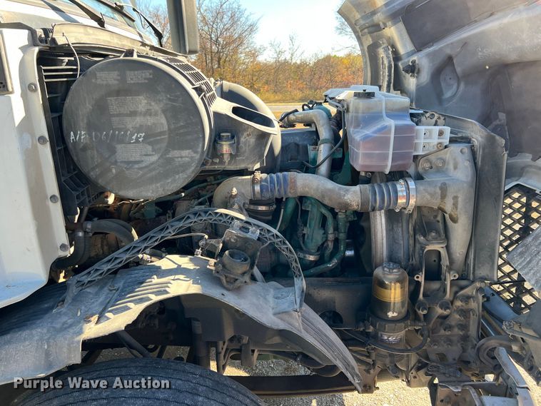 image for item KF9849 2009 Volvo VNL  semi truck