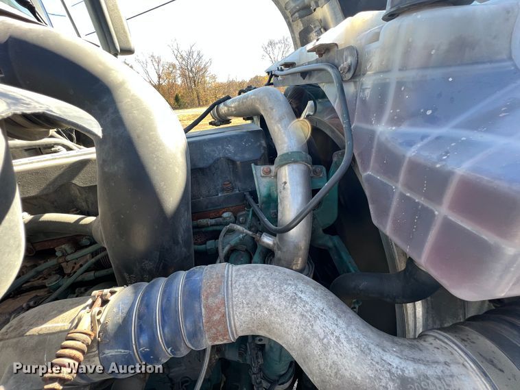 image for item KF9849 2009 Volvo VNL  semi truck