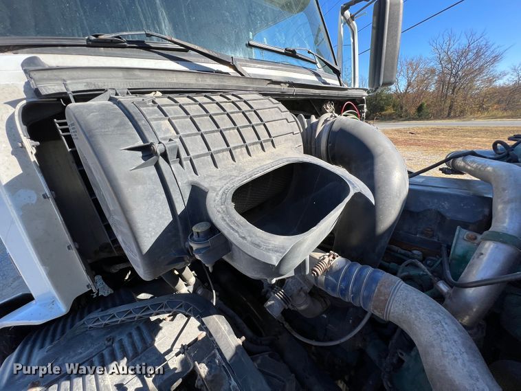 image for item KF9849 2009 Volvo VNL  semi truck