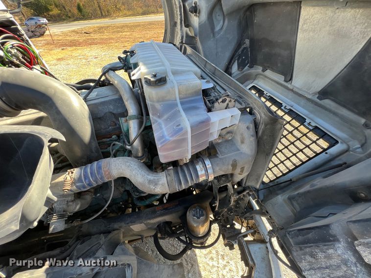 image for item KF9849 2009 Volvo VNL  semi truck