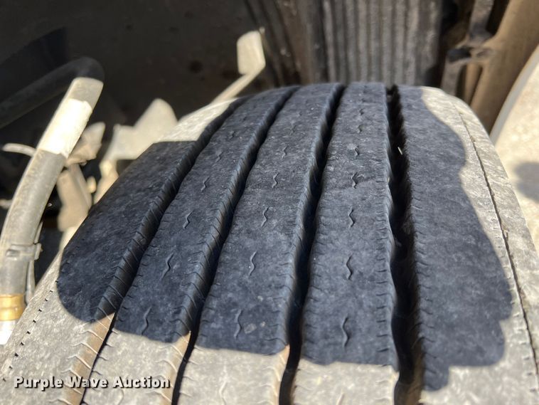 image for item KF9849 2009 Volvo VNL  semi truck