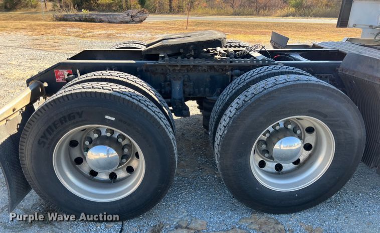 image for item KF9849 2009 Volvo VNL  semi truck