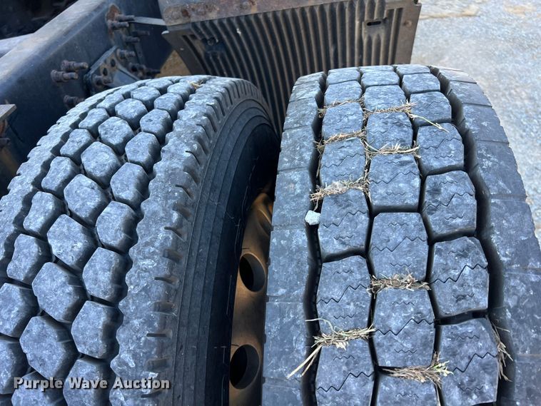 image for item KF9849 2009 Volvo VNL  semi truck