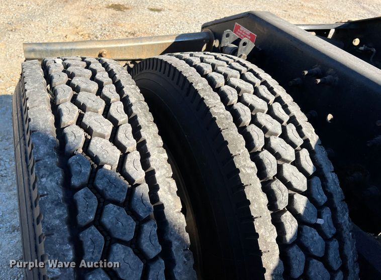 image for item KF9849 2009 Volvo VNL  semi truck