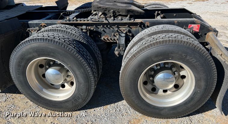 image for item KF9849 2009 Volvo VNL  semi truck