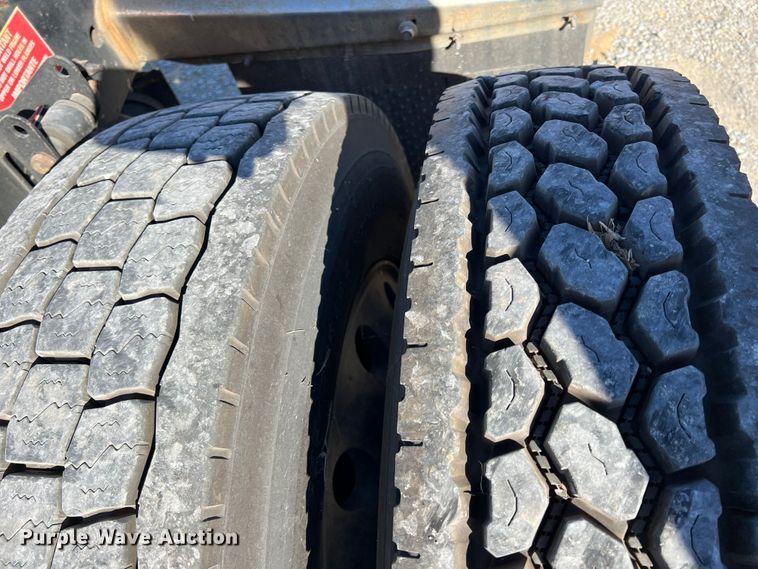 image for item KF9849 2009 Volvo VNL  semi truck