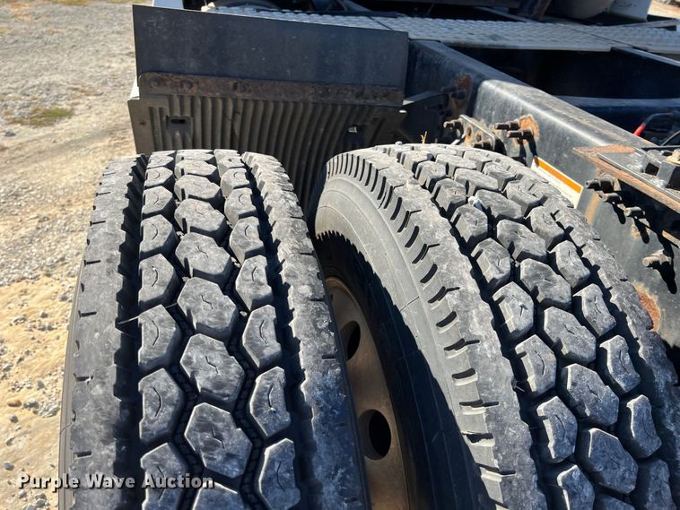 image for item KF9849 2009 Volvo VNL  semi truck