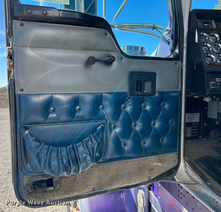 image for item KF9853 1998 Kenworth W900  truck cab and chassis