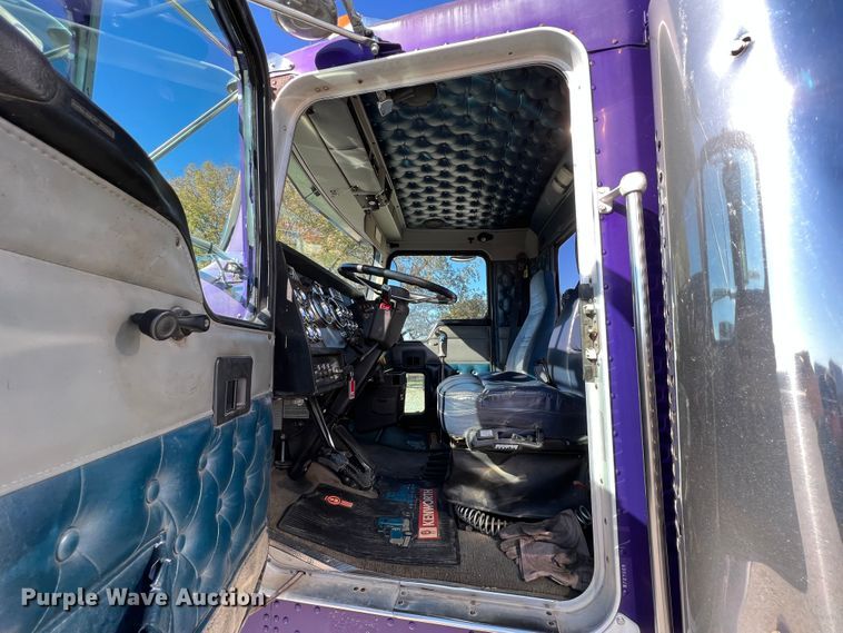 image for item KF9853 1998 Kenworth W900  truck cab and chassis