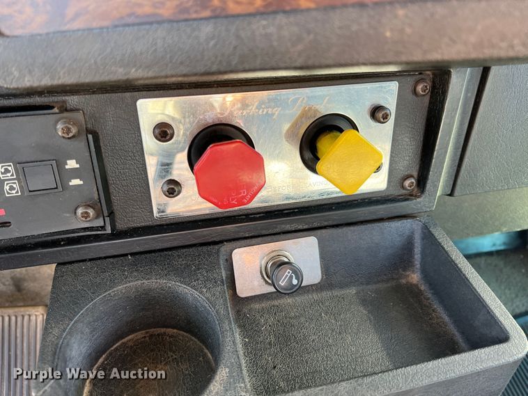 image for item KF9853 1998 Kenworth W900  truck cab and chassis