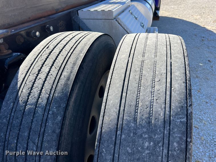 image for item KF9853 1998 Kenworth W900  truck cab and chassis