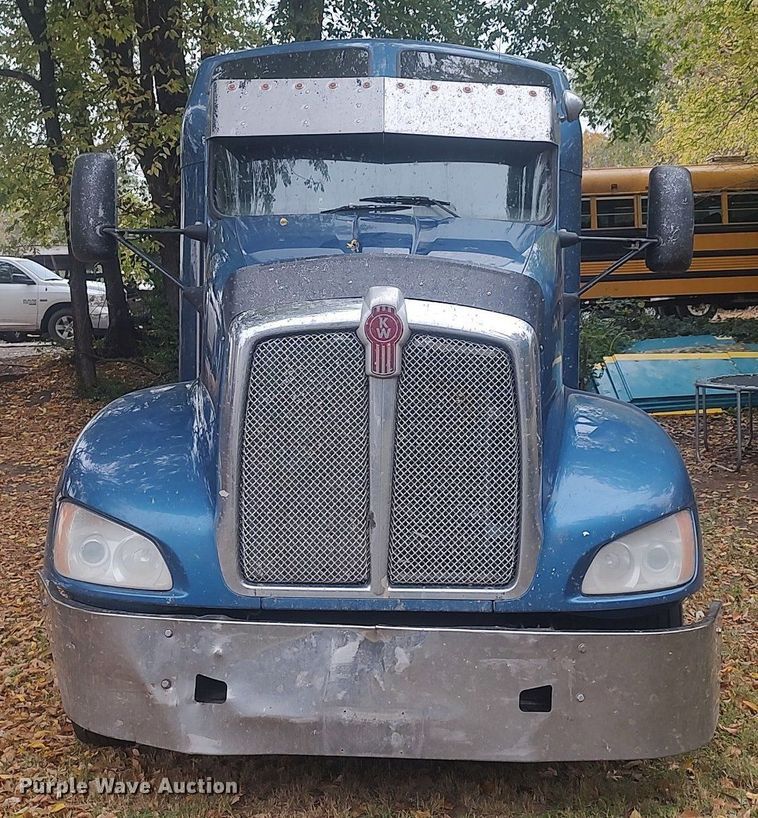image for item KI9974 2013 Kenworth T660  semi truck