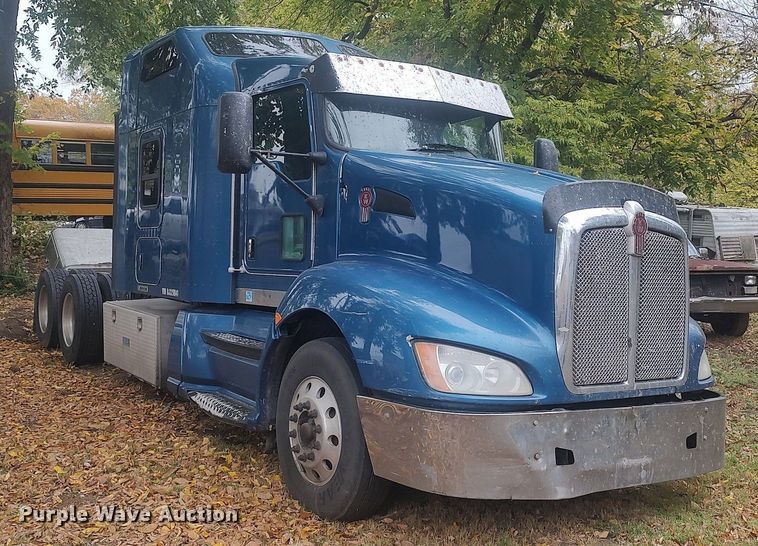 image for item KI9974 2013 Kenworth T660  semi truck