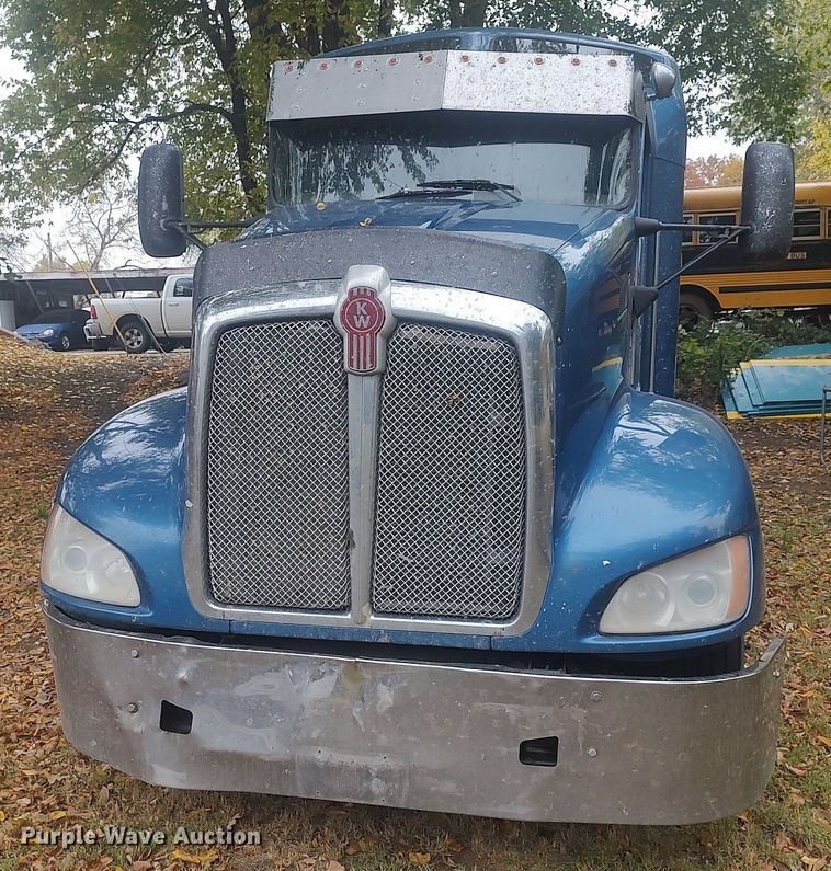 image for item KI9974 2013 Kenworth T660  semi truck