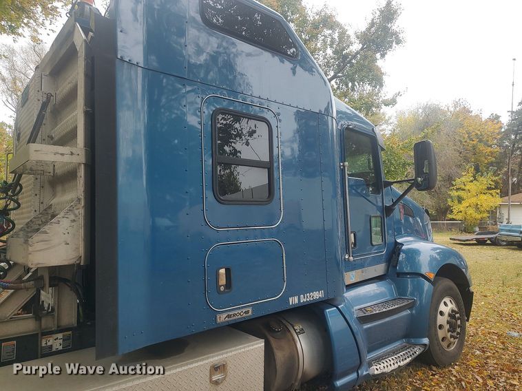 image for item KI9974 2013 Kenworth T660  semi truck